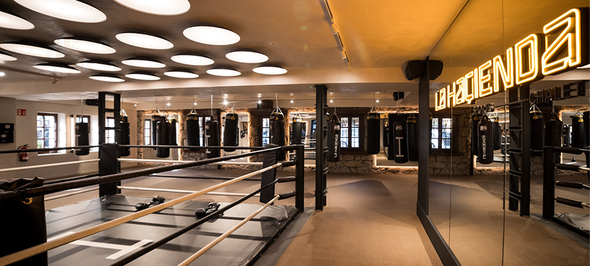 Área de boxeo en gimnasio La Hacienda Sports Chalet en Torrelodones